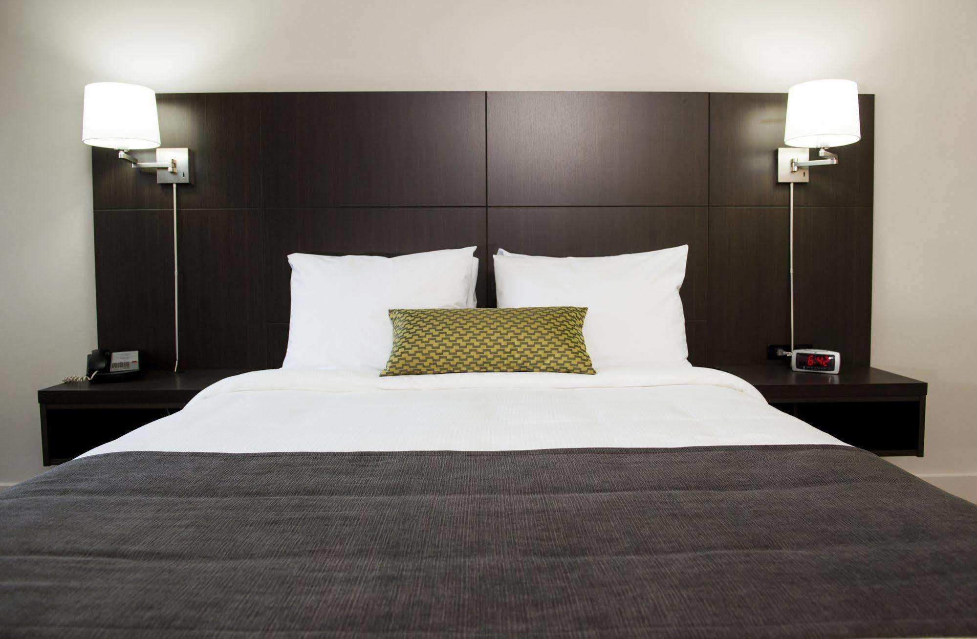 V Hotel & Suites Moncton Extérieur photo